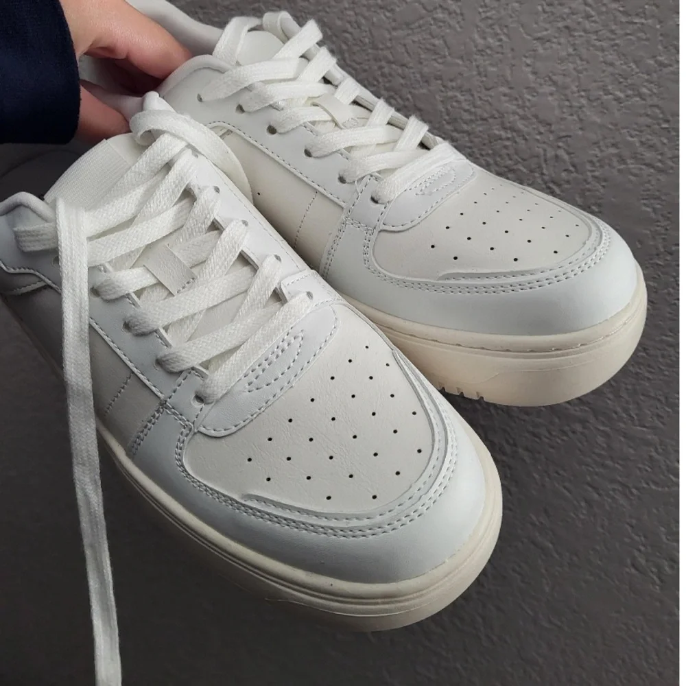 Wild Fable White Ladies Canvas Sneakers Like New lace up SZ 7 Thick durable Sole